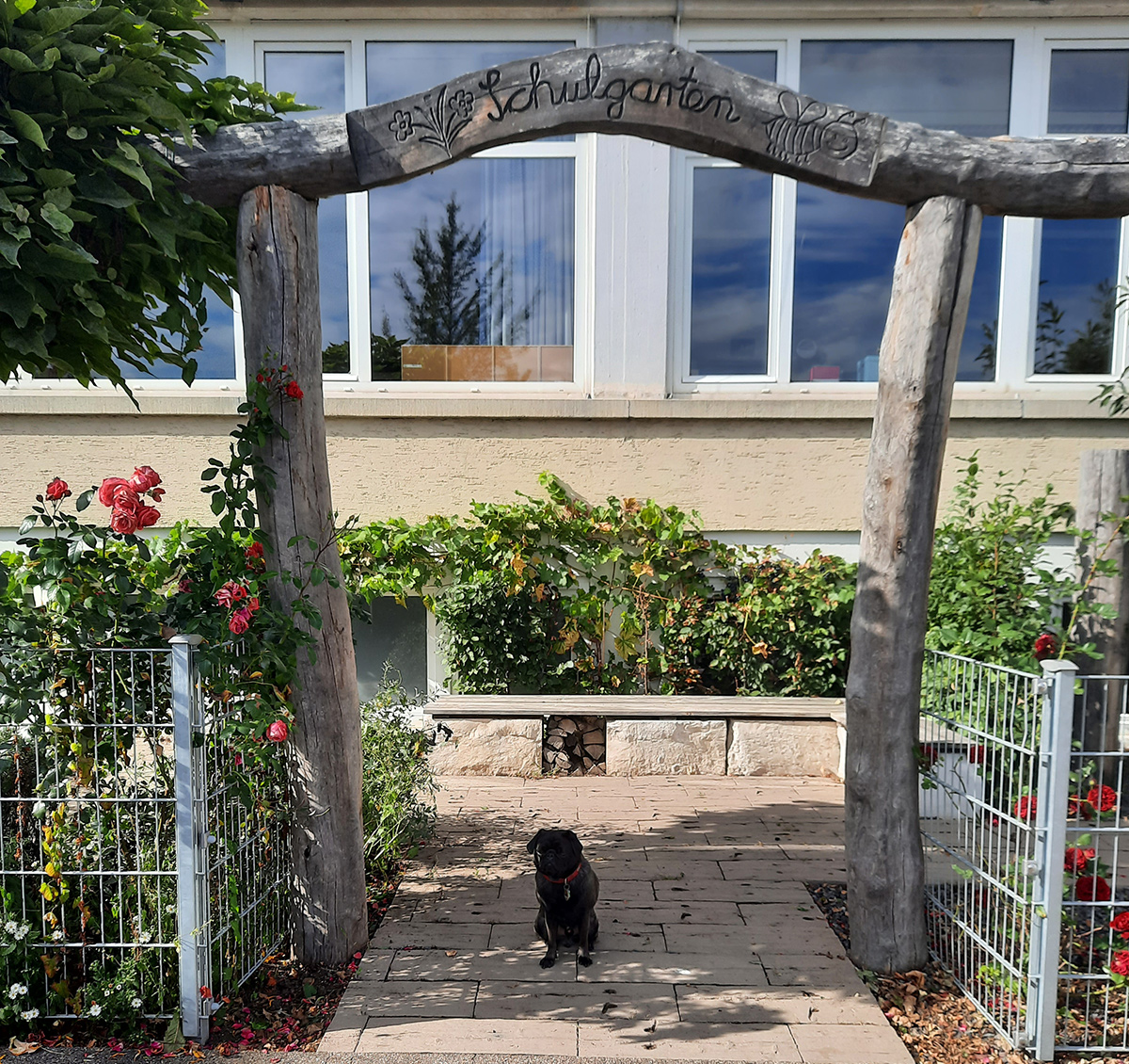 Bild vom Eingang zum Schulgarten der Haldenschule Rommelshausen