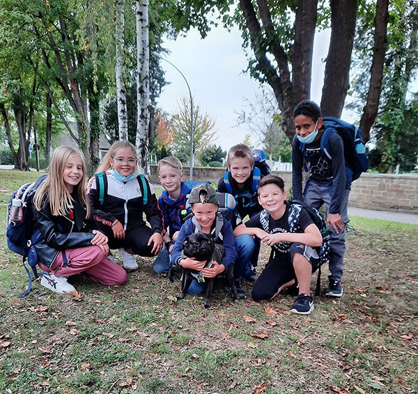 Bild vom Schulhund Gustav 2021 mit Kids